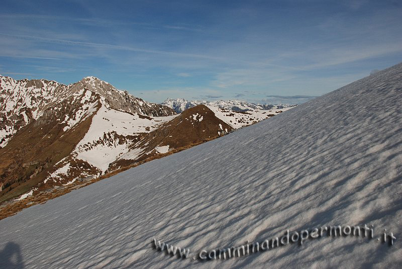 09 03361 il Pizzo - Monte Vetro - sullo sfondo Pizzo 3 Signori.JPG